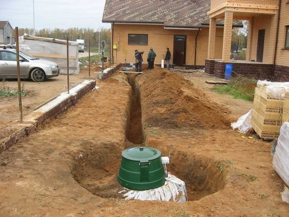 Вертикальный подземный газгольдер на этапе установки